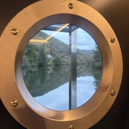 Schickes Hausboot Fuer Bis Zu 4 Personen Botel *
