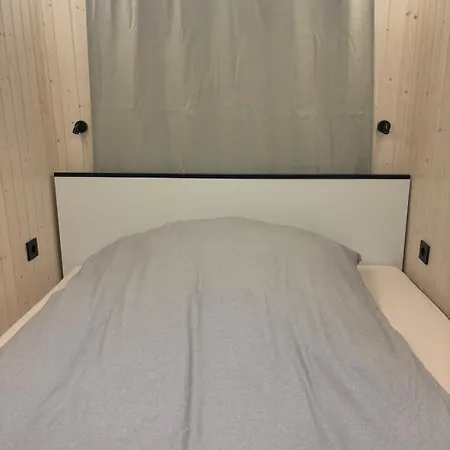Schickes Hausboot Fuer Bis Zu 4 Personen Botel