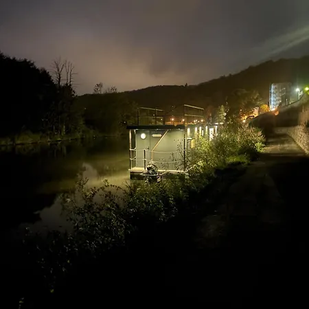 Luxurious Houseboat For Up To 4 People 船屋